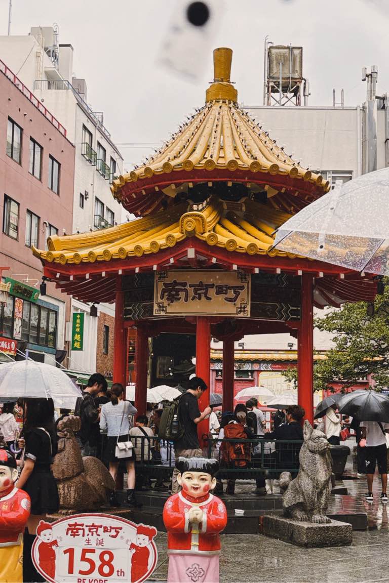 南京町中華街 - #神戸市南京町中華街
土曜に行ったのもあってでしょうが、人だらけでした。梅雨時期湿気が多い・人も多い で割と汗をかいたので、手持ちの扇風機などあった方がまじでいいと思います。 - photo 1