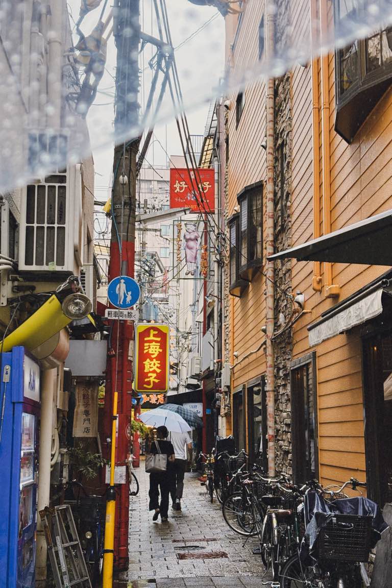 南京町中華街 - #神戸市南京町中華街
土曜に行ったのもあってでしょうが、人だらけでした。梅雨時期湿気が多い・人も多い で割と汗をかいたので、手持ちの扇風機などあった方がまじでいいと思います。 - photo 3