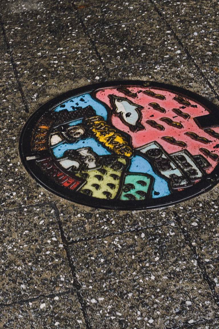 南京町中華街 - #神戸市南京町中華街
土曜に行ったのもあってでしょうが、人だらけでした。梅雨時期湿気が多い・人も多い で割と汗をかいたので、手持ちの扇風機などあった方がまじでいいと思います。 - photo 5