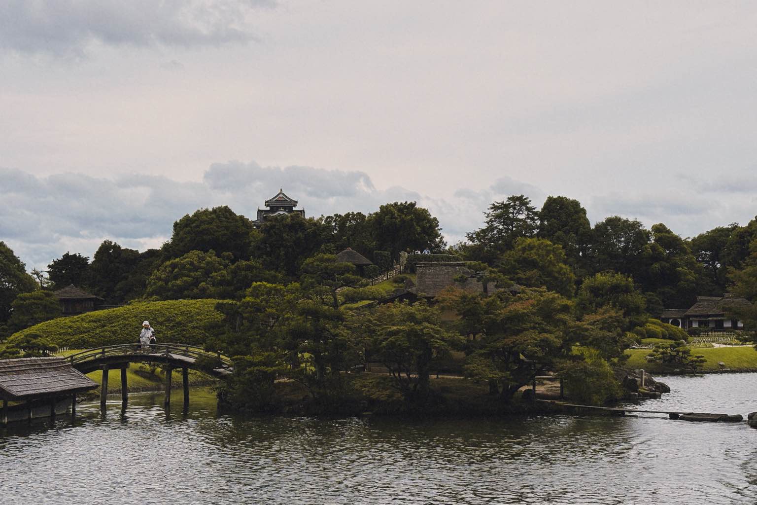 岡山後楽園 - #岡山後楽園 #庭園
素敵でした
若干曇っていたので 太陽にジリジリと焼かれずに済みましたが、天気がよく空も広ければもっと良さが分かったのだろうなと思いました。
丁度タンチョウの赤ちゃ… - photo 2