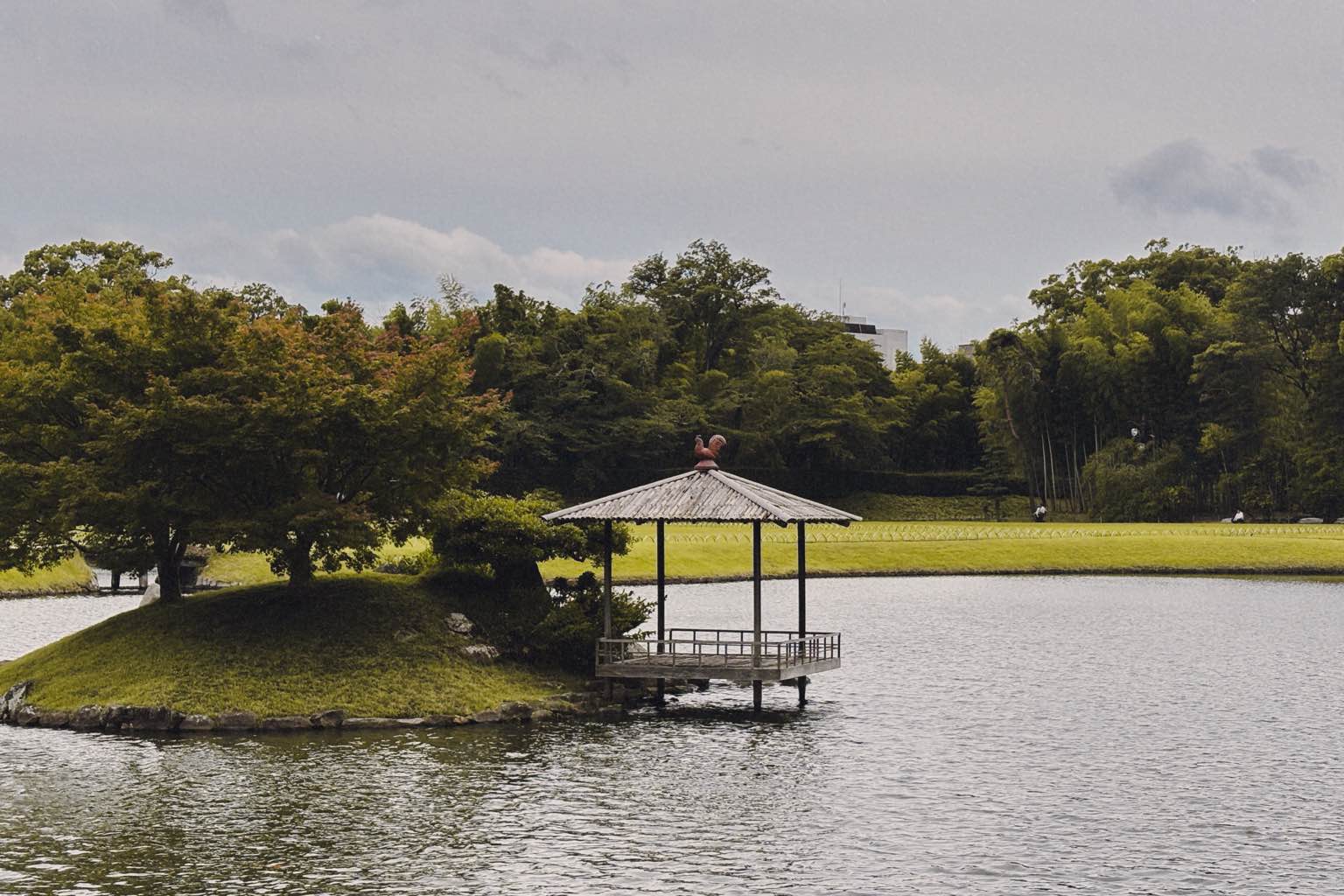 岡山後楽園 - #岡山後楽園 #庭園
素敵でした
若干曇っていたので 太陽にジリジリと焼かれずに済みましたが、天気がよく空も広ければもっと良さが分かったのだろうなと思いました。
丁度タンチョウの赤ちゃ… - photo 3
