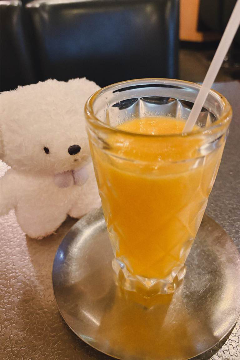 B三共 - #B三共
お昼を食べ損ねて彷徨い彷徨いやっと辿り着いた喫茶店です。オムライスが650円、ミックスジュースが550円でした。そしてチンではなくちゃんと作ってくれめっちゃ美味しかったです。ケチ… - photo 3