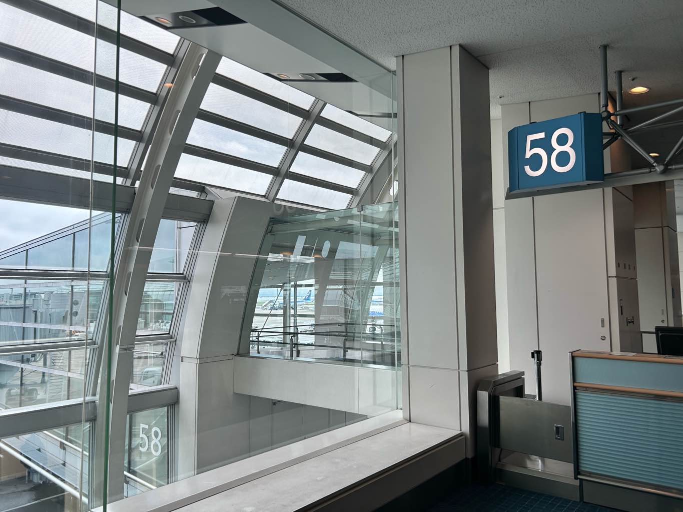 飛行機移動から、広電に乗って会場へ - 今回広島までは、ANAの新料金シンプルプランにて移動。
新幹線より、断然安かった！
広島空港からは、リムジンバスで広島駅新幹線口に行き、広電にて宇品五丁目にて下… - photo 1
