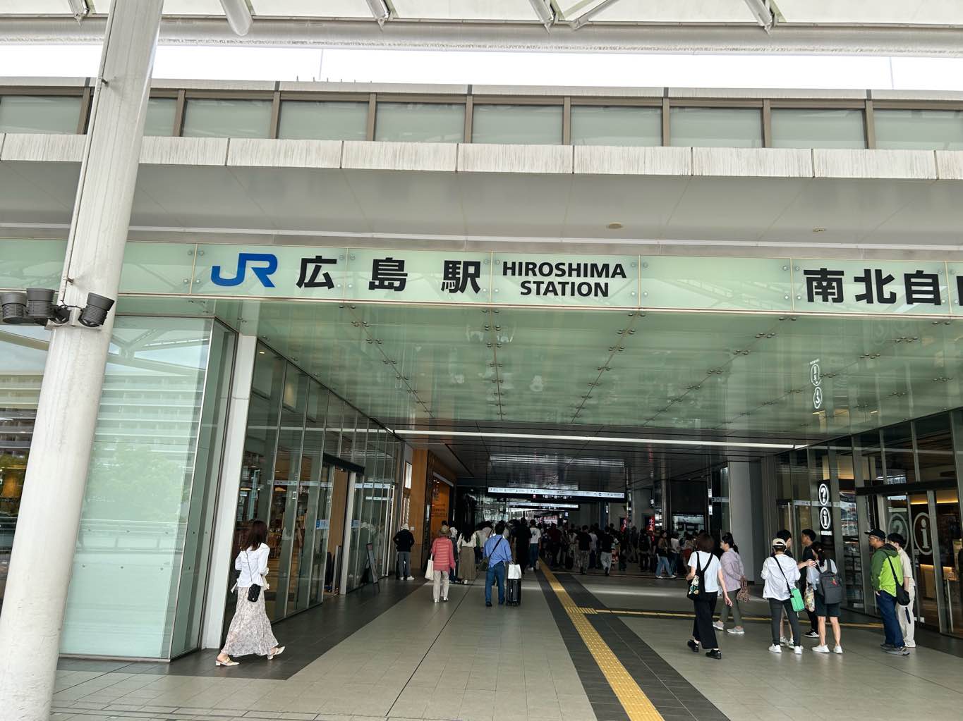 飛行機移動から、広電に乗って会場へ - 今回広島までは、ANAの新料金シンプルプランにて移動。
新幹線より、断然安かった！
広島空港からは、リムジンバスで広島駅新幹線口に行き、広電にて宇品五丁目にて下… - photo 4