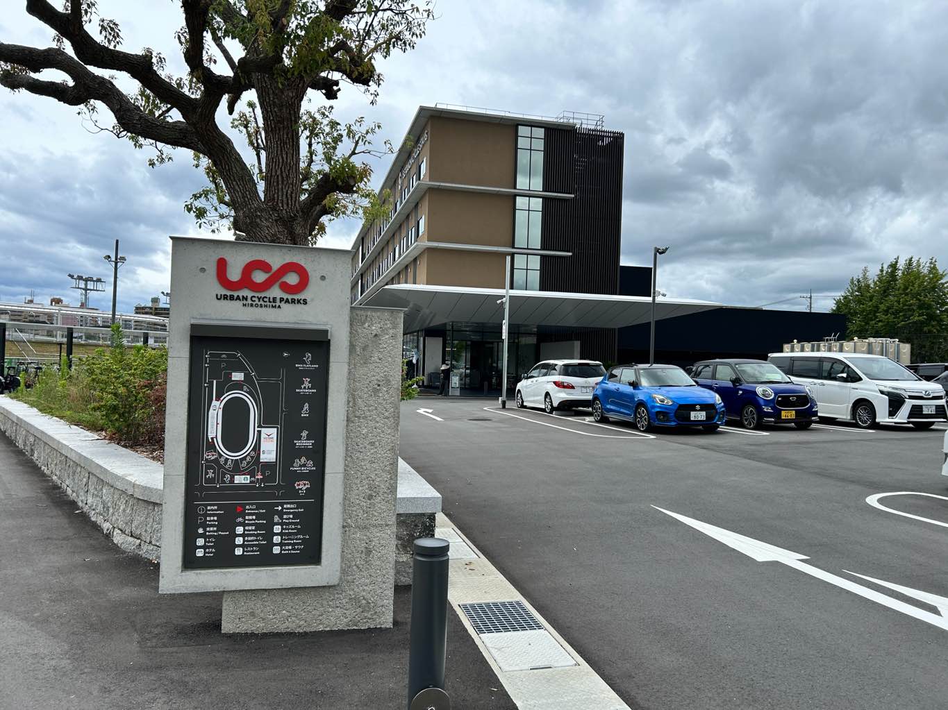 宿泊先は競輪場⁉️ せとうちサイクルステイズ広島宇品 - #せとうちサイクルステイズ広島宇品
このホテルは、#広島競輪場 #アーバンサイクルパークス広島 内にあるホテル。
今年春にオープンしたので、真… - photo 1
