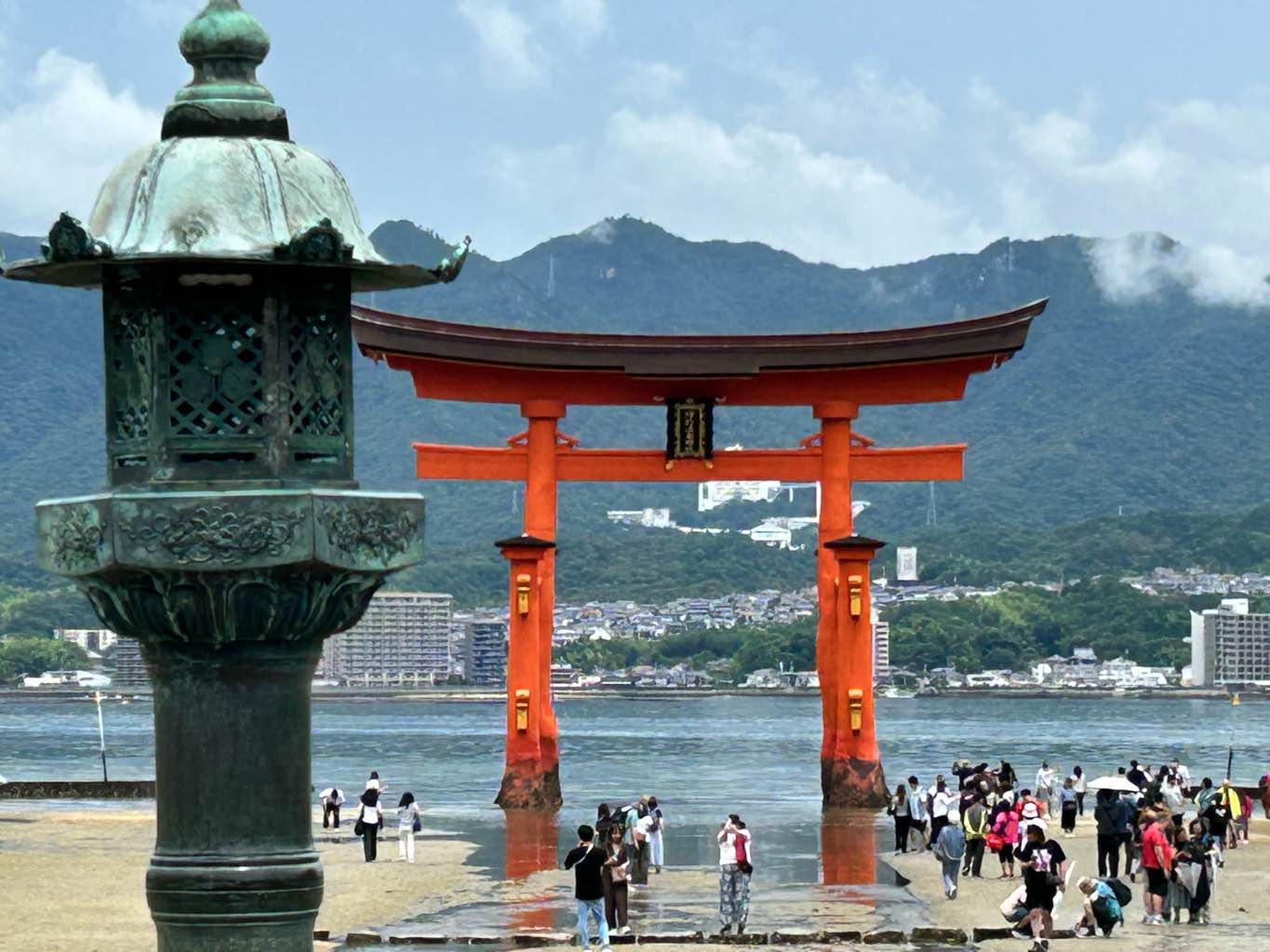 1日で表情の変わる　厳島神社 - 宮島のシンボル #厳島神社 を参拝。
潮の満ち引きで表情の変わる鳥居。
とても美しい場所です。 - photo 7