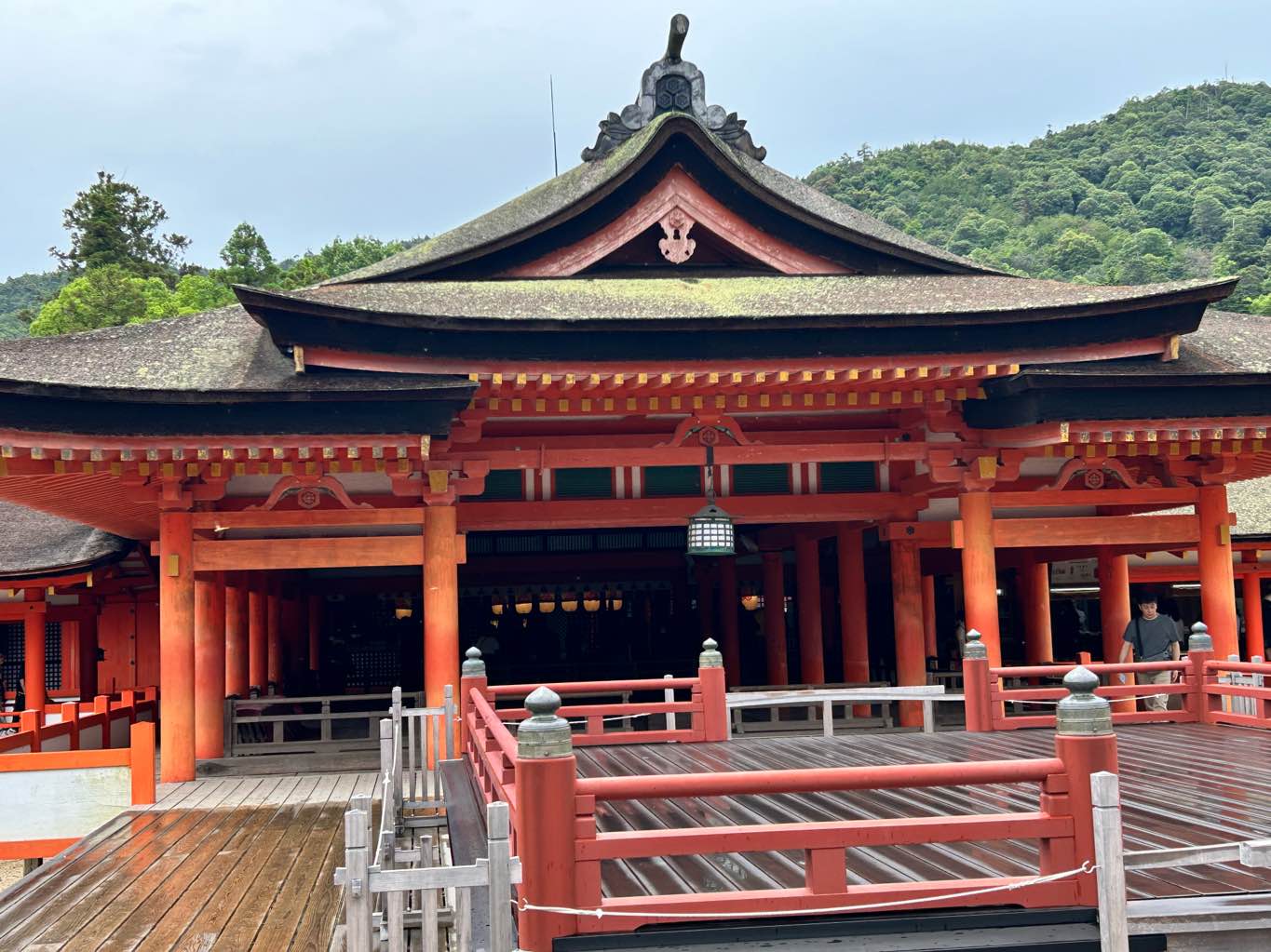 1日で表情の変わる　厳島神社 - 宮島のシンボル #厳島神社 を参拝。
潮の満ち引きで表情の変わる鳥居。
とても美しい場所です。 - photo 8