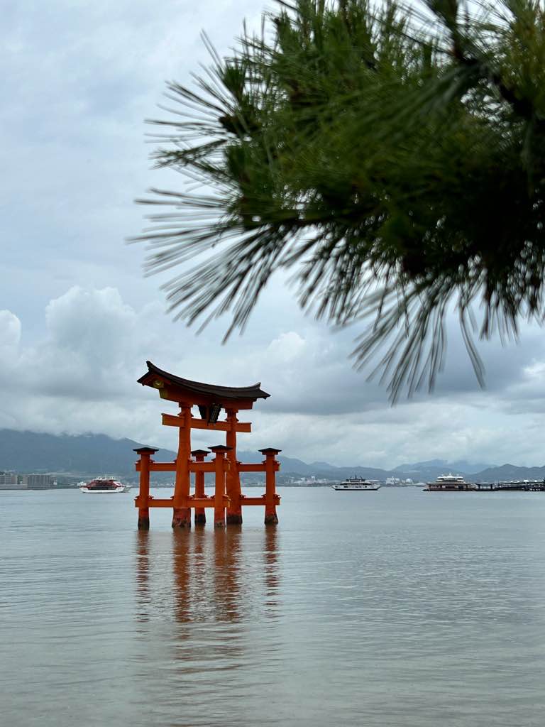 1日で表情の変わる　厳島神社 - 宮島のシンボル #厳島神社 を参拝。
潮の満ち引きで表情の変わる鳥居。
とても美しい場所です。 - photo 14