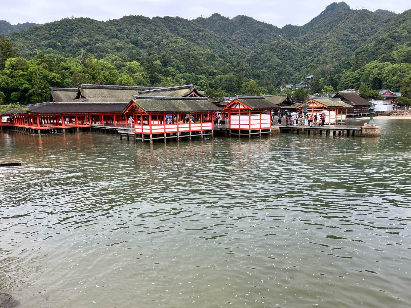 1日で表情の変わる　厳島神社 - 宮島のシンボル #厳島神社 を参拝。
潮の満ち引きで表情の変わる鳥居。
とても美しい場所です。 - photo 18