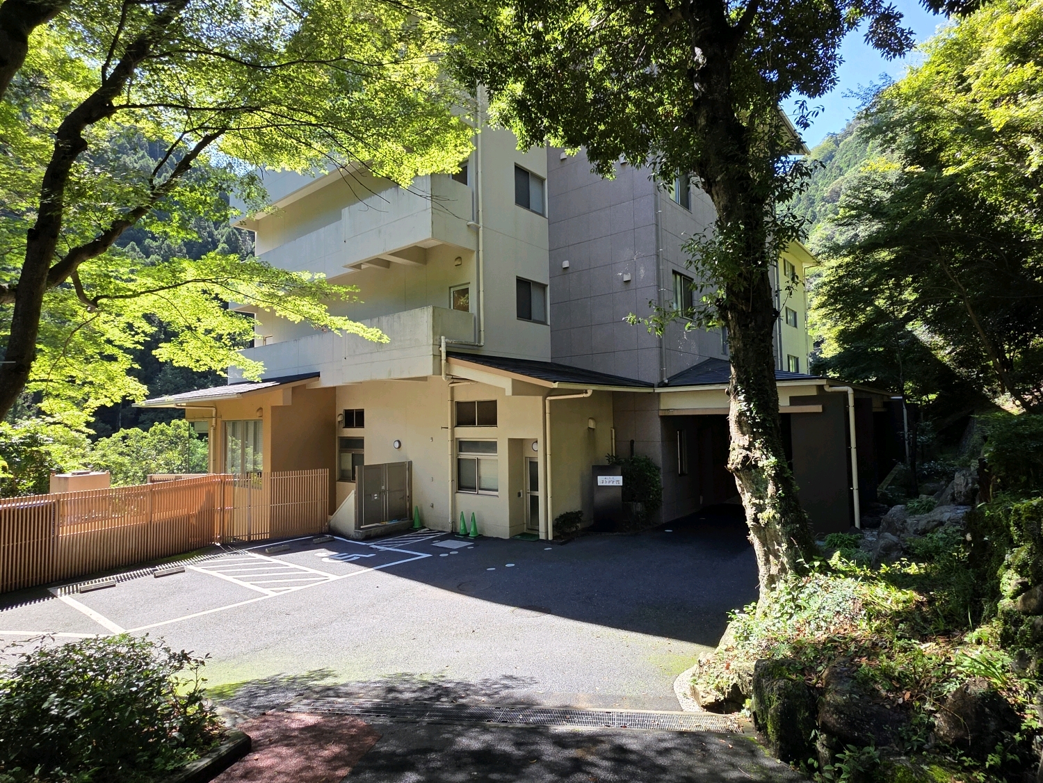 奥多摩の風 はとのす荘 - 全室渓谷ビューの三ツ星ホテルです
国道から急な坂を下っていくことになります

白丸調整池ダムのダムカードを配布しています
ダムカードをもらいに行っただけなのですが、フロント… - photo 1