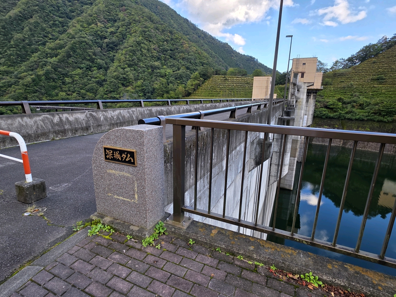 深城ダム(山梨県) - 大月市を南北に流れる葛野川の上流に建設されたダムです
標高は635mの高所にあり、周りは深い渓谷に囲まれています
シオジの森ふかしろ湖を形成し、穏やかな湖面に周辺の山々が映し出… - photo 4