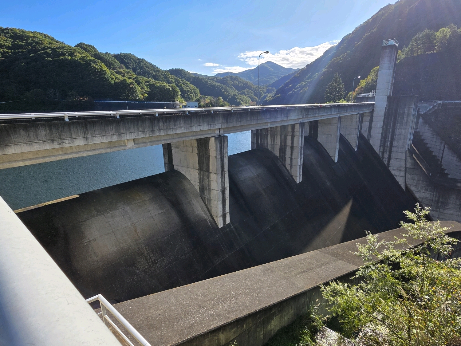 大門ダム(山梨県) - 観光名所の清里のすぐそばにある山梨県営の多目的ダムです
天端は管理用道路ですが車で通ることができます
 
左岸側からダムを見渡すことができますよ

◾︎大門ダム
左岸所在地：山… - photo 2