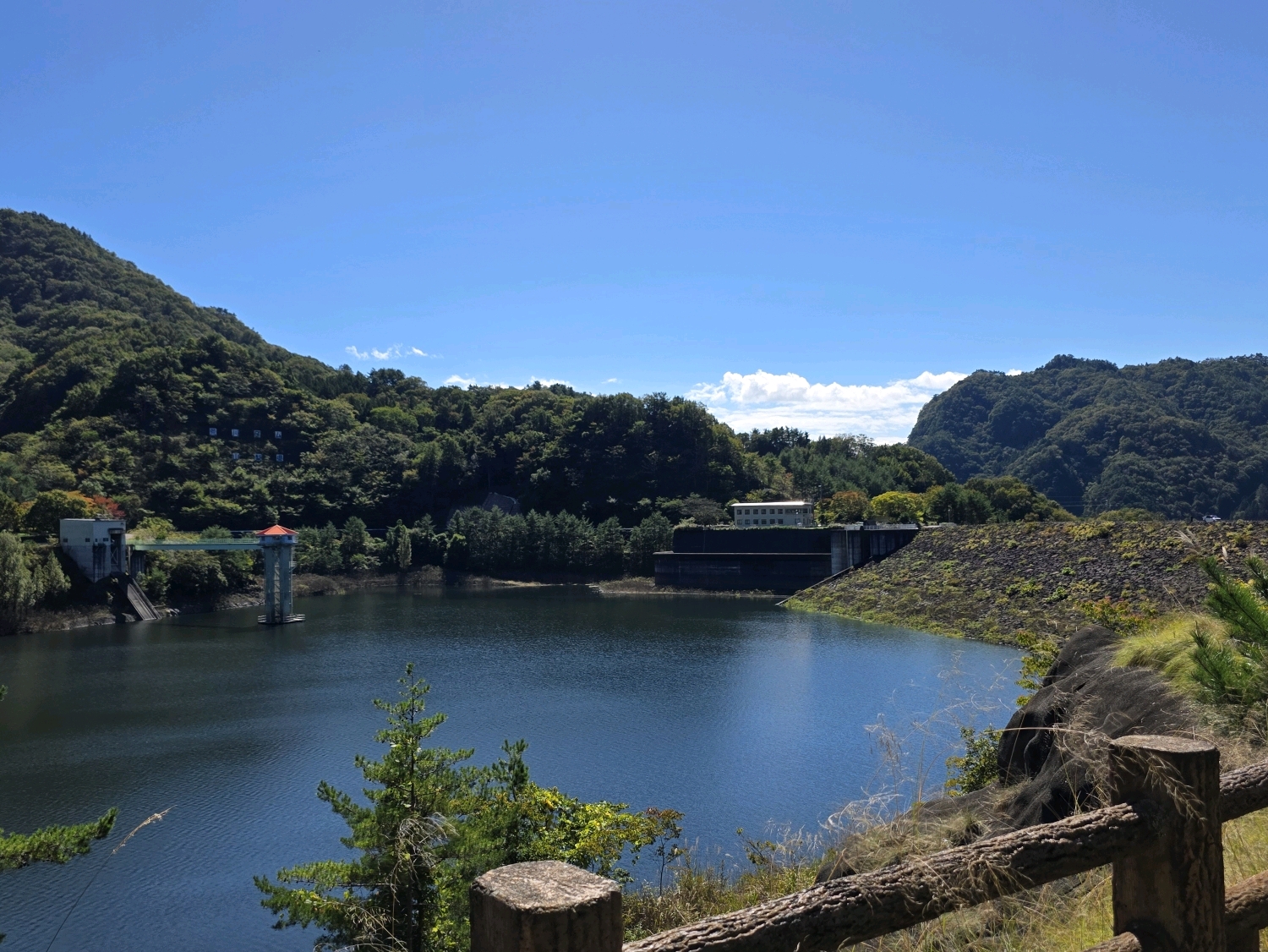 荒川ダム(山梨県) - 名勝である昇仙峡のさらに上流に建設されたダム
周囲の景観と一体化した美しいロックフィルダムです

周辺に広がる森林は御岳昇仙峡水源の森と名付けられ、水源の森百選にも選定されてい… - photo 1