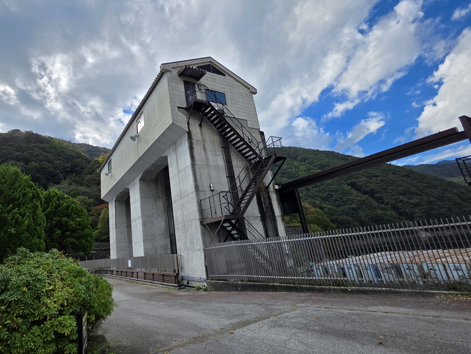 広瀬ダム(山梨県) - 山梨県管理の6つのダムのうち最初にできたダムで、広瀬湖を形成しています
また、県内最大の貯水量を有しています

公園も整備され、四季折々の風景が楽しめます

ダムカードは駐車場… - photo 5