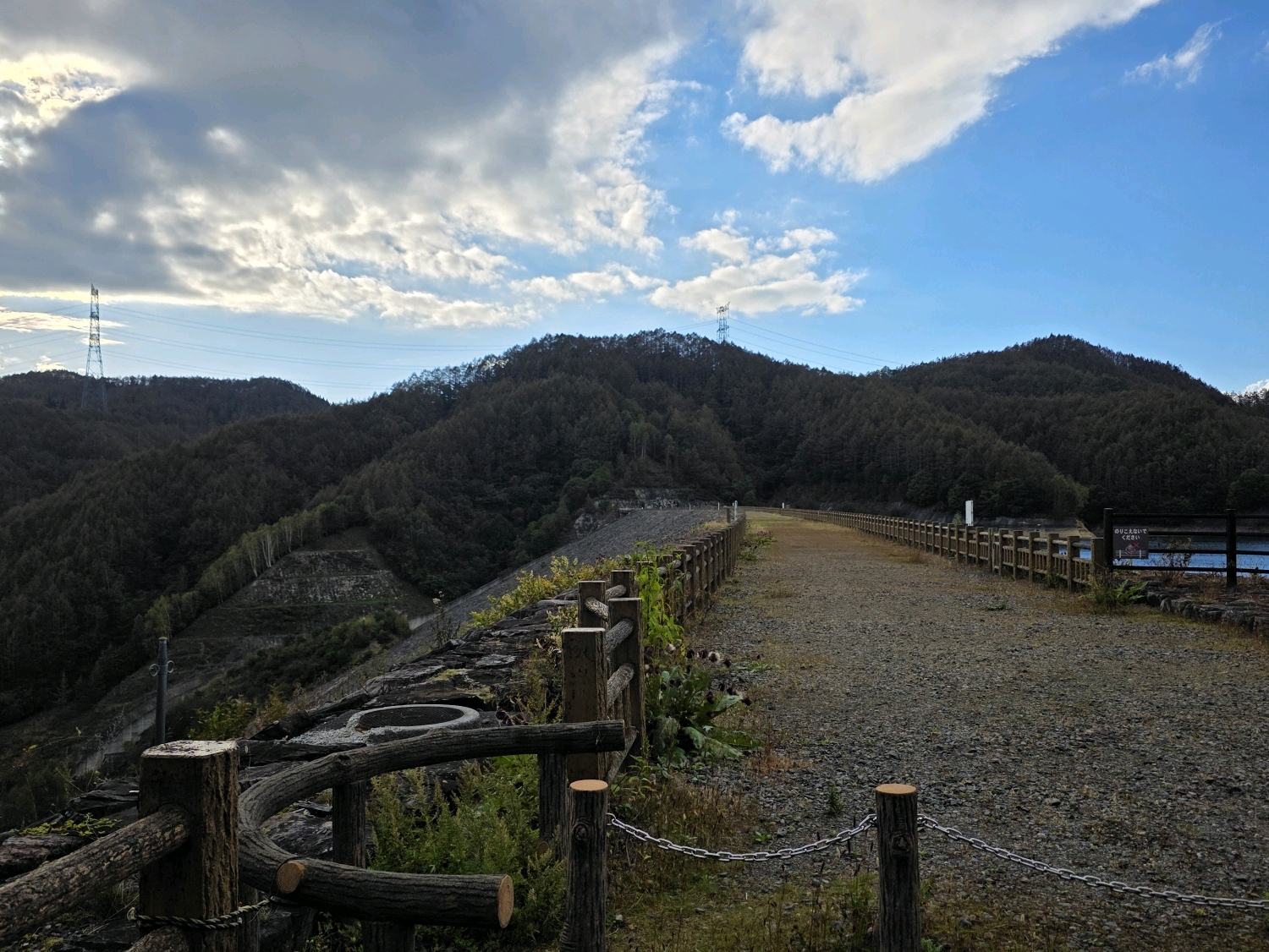 上日川ダム(山梨県) - 標高1,486mに造られた日本で3番目の高所に建設されたダムで、日川を堰き止めて大菩薩湖を形成しています

この大菩薩湖を上池とし、下池である松姫湖との間で水を往来させ発電を… - photo 2