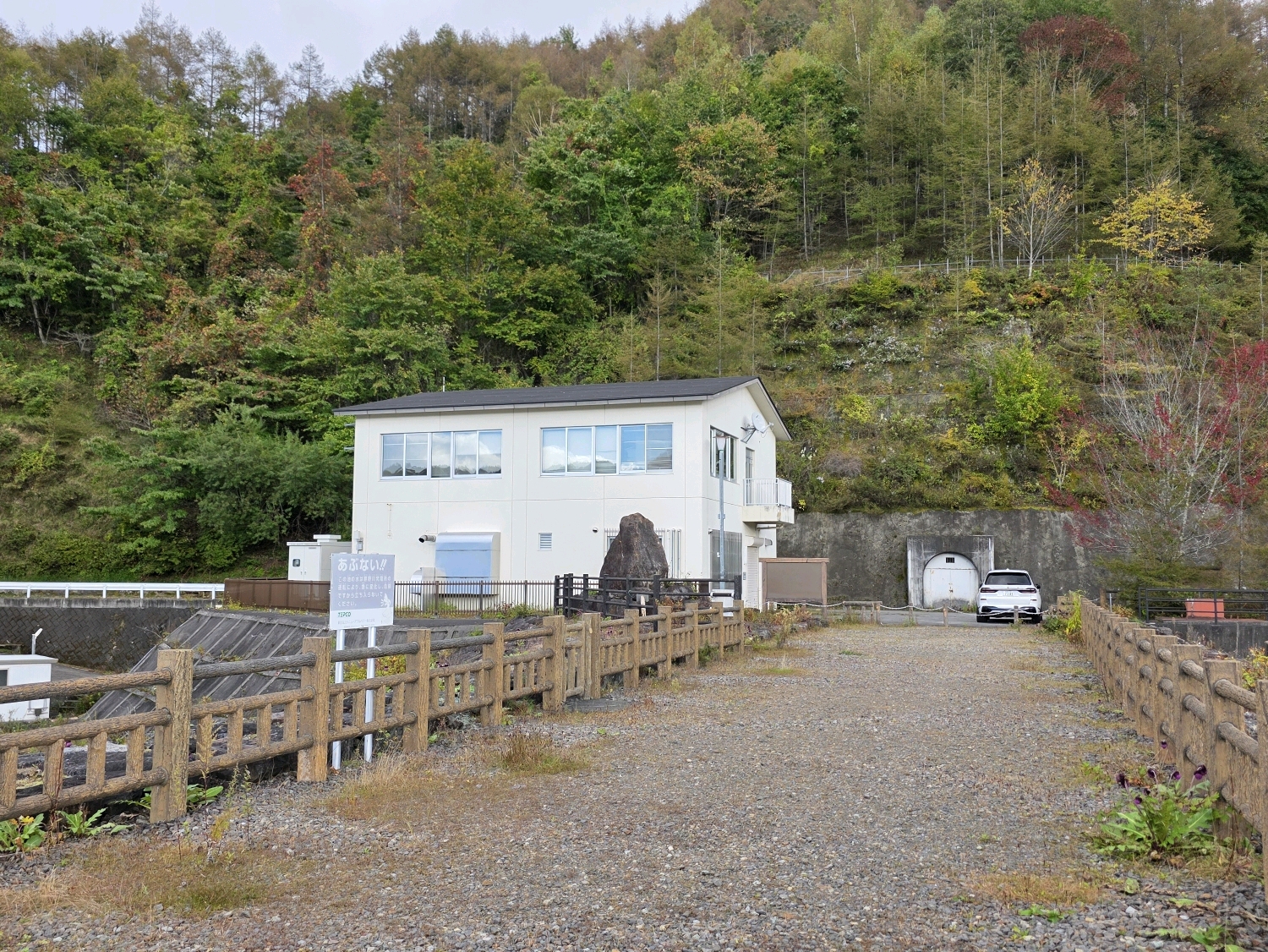 上日川ダム(山梨県) - 標高1,486mに造られた日本で3番目の高所に建設されたダムで、日川を堰き止めて大菩薩湖を形成しています

この大菩薩湖を上池とし、下池である松姫湖との間で水を往来させ発電を… - photo 7