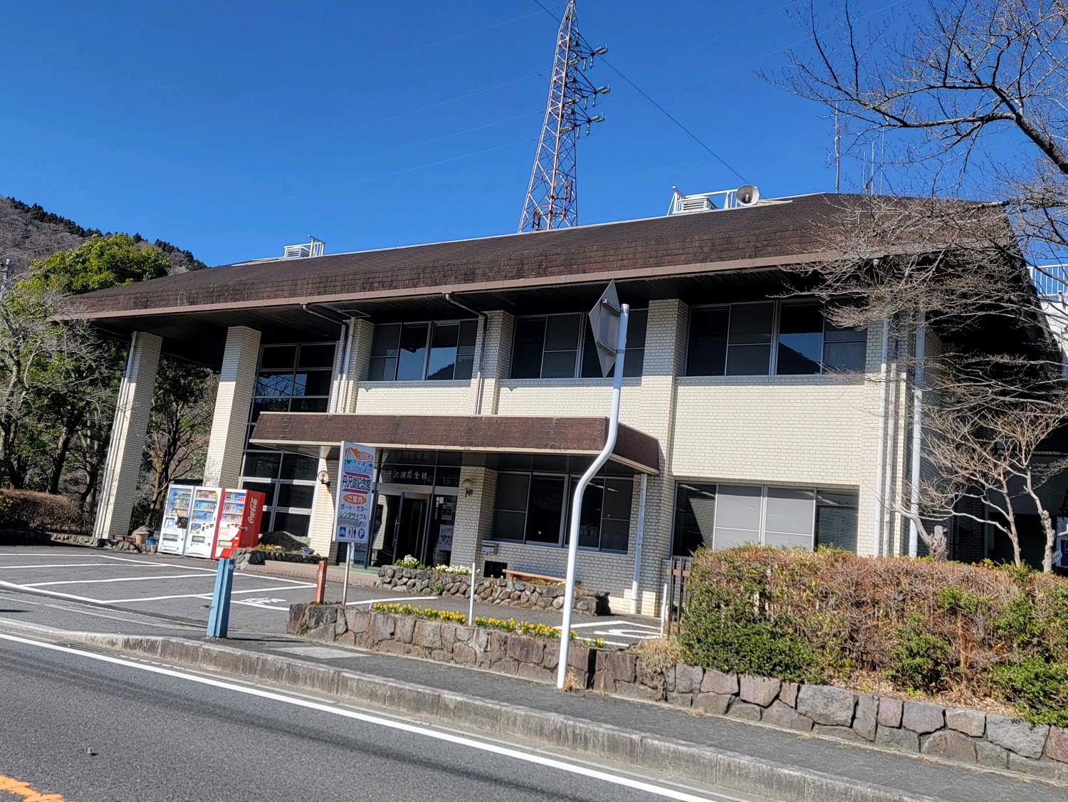 丹沢湖記念館／三保の家(神奈川県) - 丹沢湖記念館は丹沢湖畔にある歴史展示施設です
ダムカードの配布も行っています
館内では丹沢湖の歴史、周辺に生息する動物の剥製などの展示の他、丹沢湖誕生のビデオ上… - photo 2