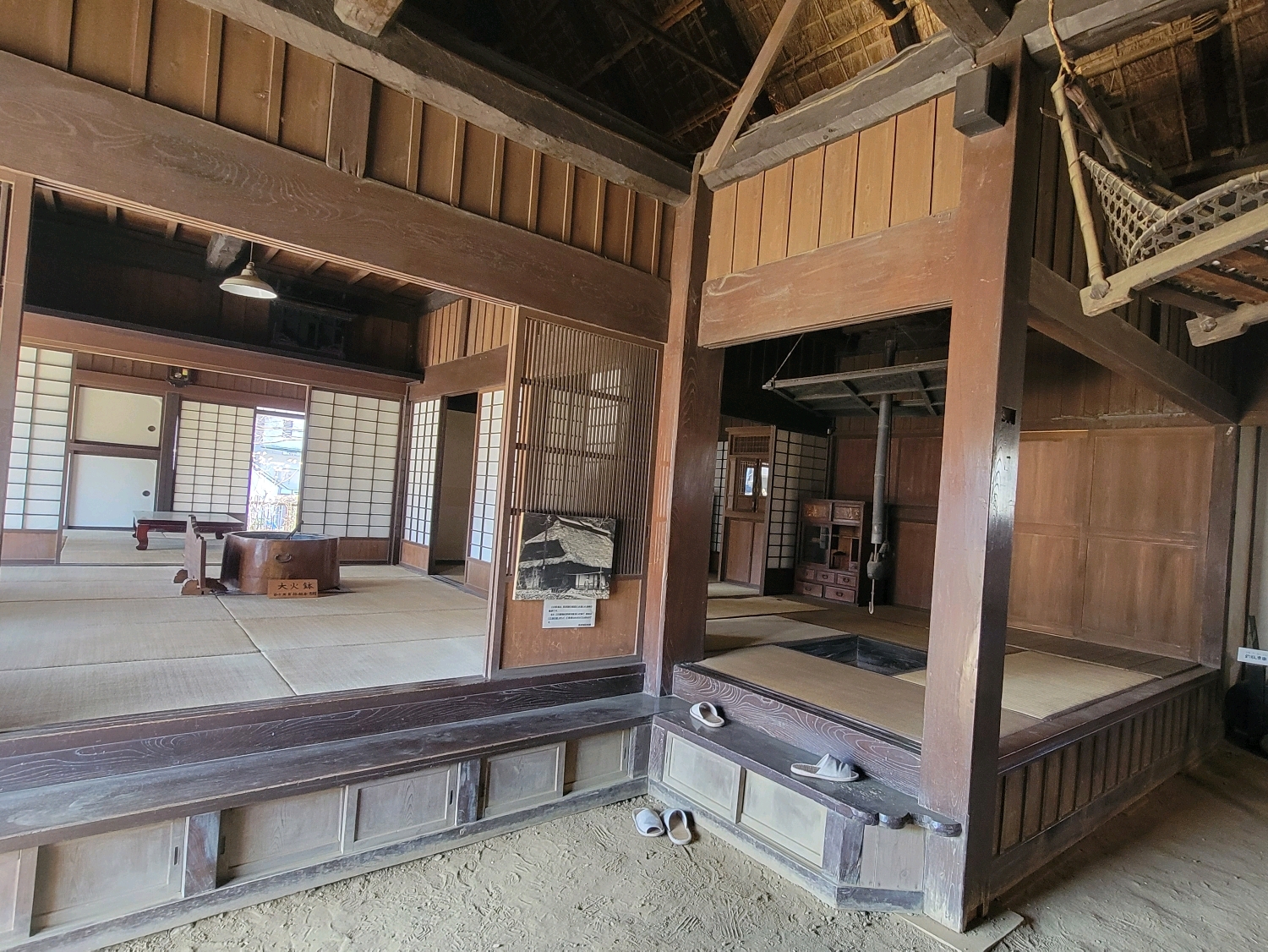 丹沢湖記念館／三保の家(神奈川県) - 丹沢湖記念館は丹沢湖畔にある歴史展示施設です
ダムカードの配布も行っています
館内では丹沢湖の歴史、周辺に生息する動物の剥製などの展示の他、丹沢湖誕生のビデオ上… - photo 11