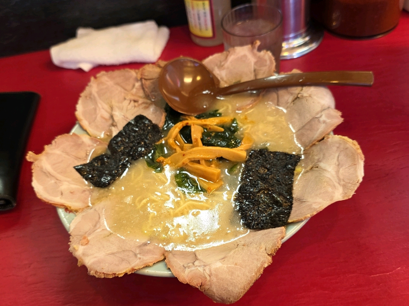 チャーシューメン正油／壱発ラーメン 八王子本店 - 同僚から八王子に行ったらここに行け！と言われてやってきた老舗のラーメン屋さん

味はラーショに似てるかな
デフォルトでもなかなかの盛りっぷりでした
… - photo 1