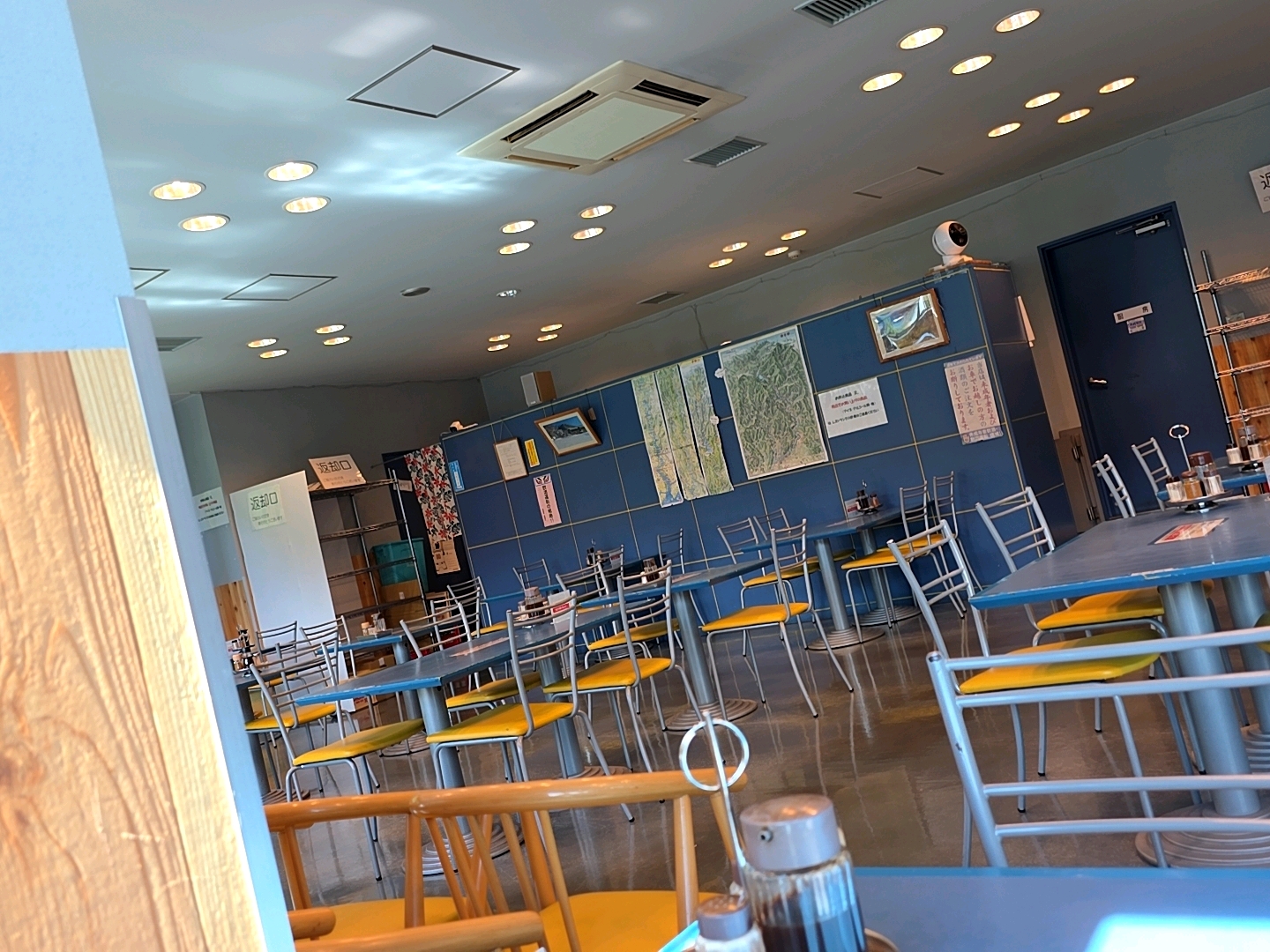 小河内ダムカレー／カタクリの花 - パノラマレストランという名前にふさわしい眺望を楽しみながら食事ができます

ダムカレーはたっぷりライスの堤体に浮かぶ小舟と浮き橋を再現したもの
しっかりスパイスも効… - photo 4