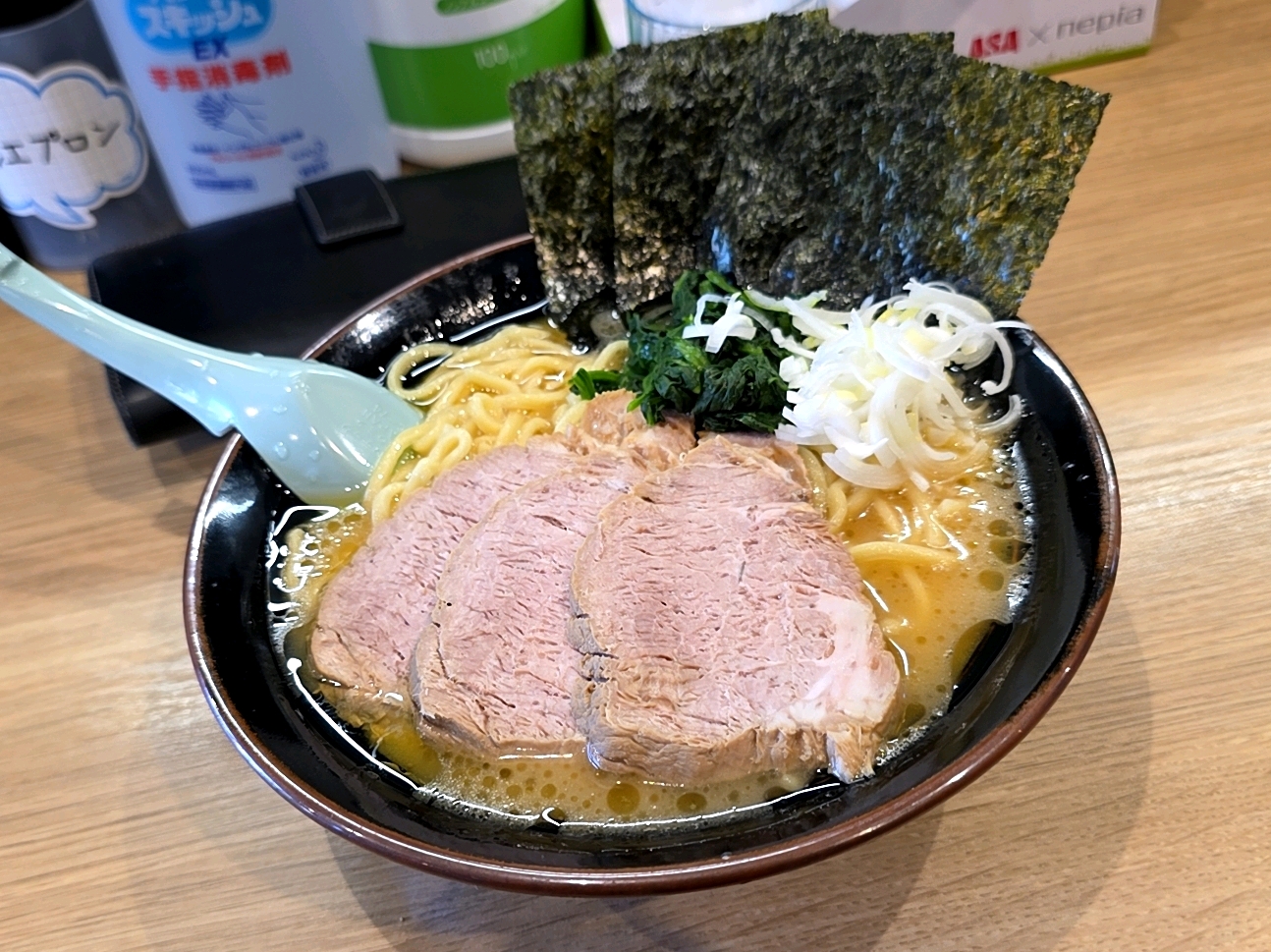 チャーシュー醤油／横浜らーめん 玉学家 - チャーシューが柔らかくて美味しい
卓上調味料はコショウ、醤油、お酢、刻みニンニク、豆板醤が置いてありました

◾︎注文メニュー
チャーシュー醤油 ¥1,25… - photo 1