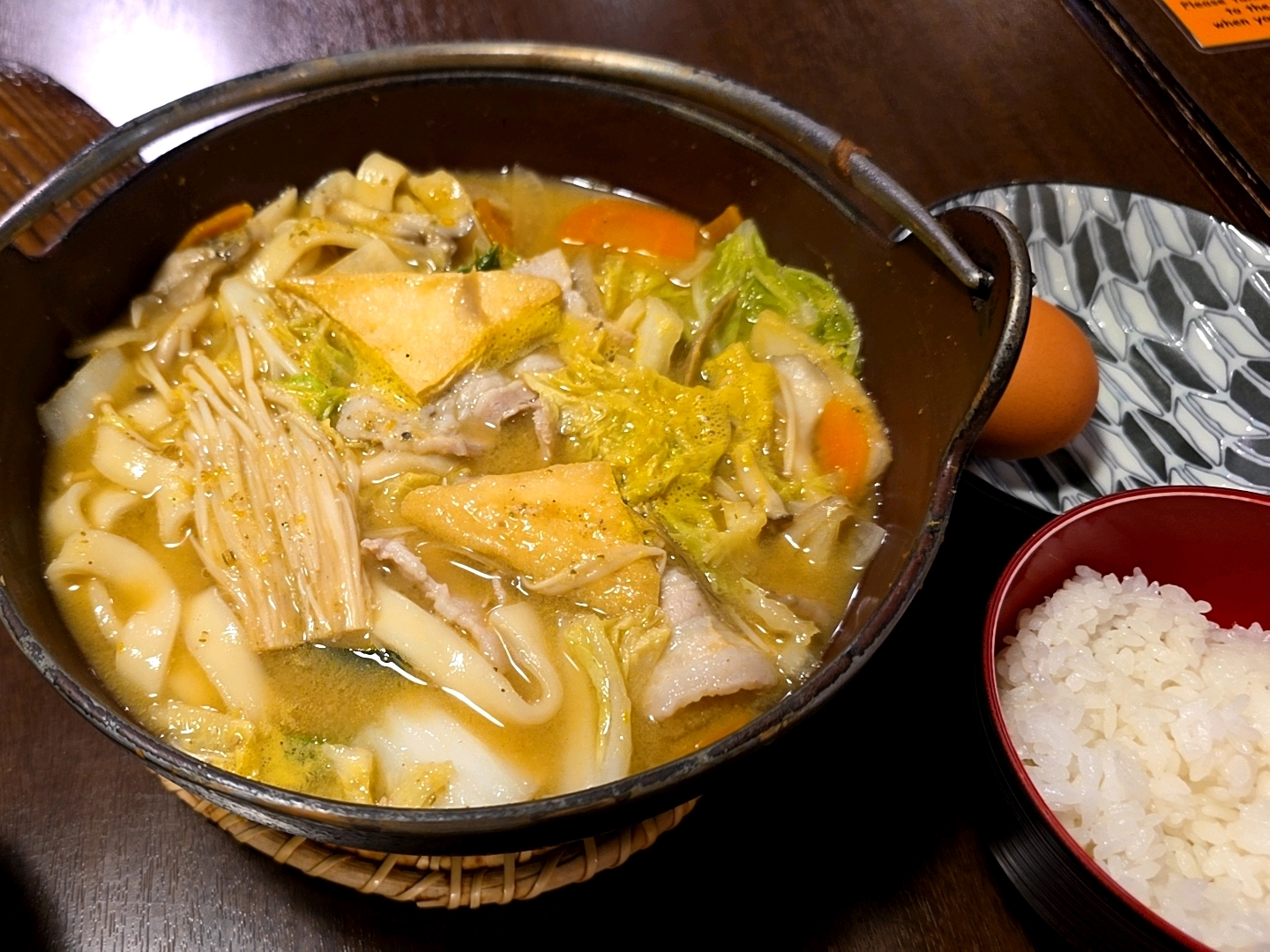 黄金ほうとう 豚肉入り＋生信玄餅／ほうとう蔵 歩成 河口湖店 - ほうとう日本一を決める大会で三連覇、殿堂入りを達成されているとのこと

確かに美味しい😊
ホクホクしたかぼちゃやじゃがいも
かぼちゃ… - photo 1