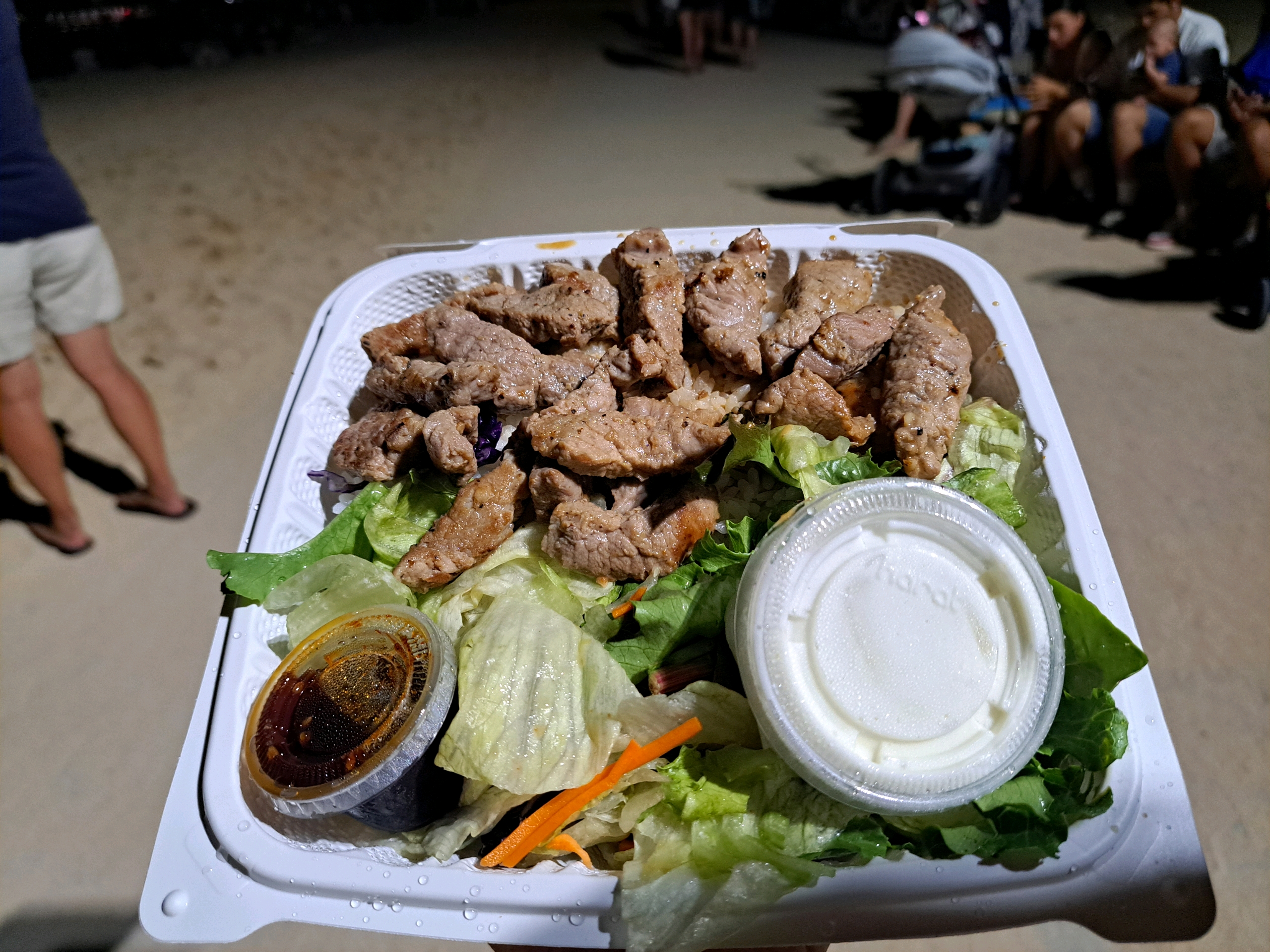 steak shack - ポケを食べたあと、アラモワナセンターでお土産を購入していると、すっかり夜になりました。

この日は金曜日なので花火があがります🎇。
ワイキキビーチに戻り、人気店steak… - photo 1