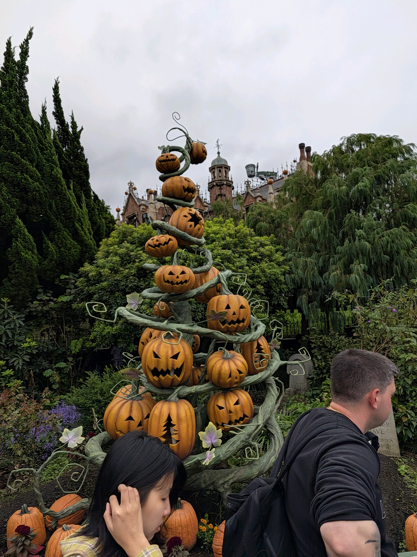 ホーンテッド・マンション① - ナイトメアー・ビフォア・クリスマス仕様🎃🎄
この時期は仕方ない。
ホーンテッド・マンションはここ何年も行くたびに閉まっていて、数年ぶりにやっと乗れた。
でもノーマル… - photo 3