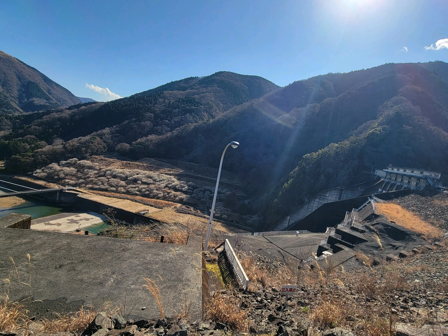 三保ダム／足柄上郡山北町 - 酒匂川水系の河内川を堰き止め、丹沢湖を形成しています
なだらかな斜面のロックフィルダムで、三保ダム広場からは巨大な堤体を眺めることができます

かなりの迫力がありますよ
… - photo 3